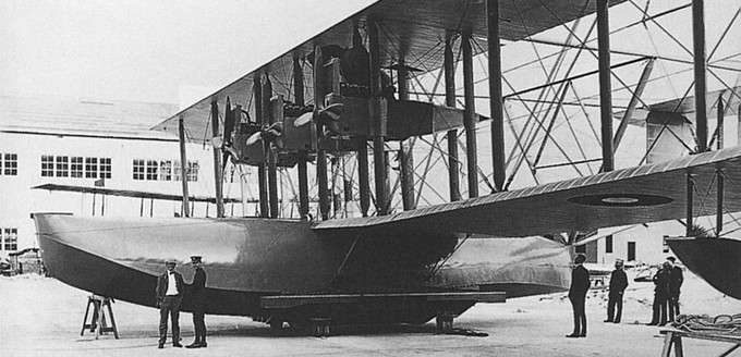 Gleich drei der Flugboote  machten sich 19 Tage zuvor in New York auf den Weg und legten mehrere Zwischenstopps ein. Wegen Nebel und rauem Seegang erreichte aber nur eine Curtiss NC ihr Ziel.