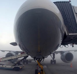 Airbus A320 von Germanwings im typischen kosovarischen Winternebel am Flughafen Priština.