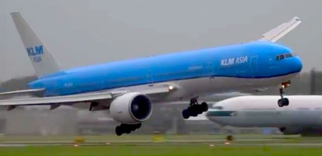 Heikler Moment: Die Boeing 777 kippt nochmal.
