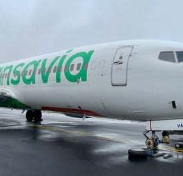 Die Reifen liegen neben der Boeing 737.