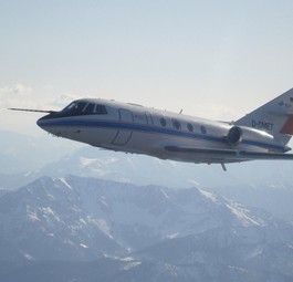 Falcon 20E der DLR im Flug: das DLR hat zusammen mit Tuifly Flugrouten getestet, die die Entstehung von Kondensstreifen vermeiden.