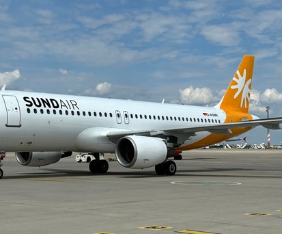 Die D-ASMR nach ihrer Ankunft in Berlin. Am Rumpf des Airbus A320 ...