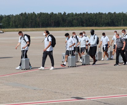Auch Fußballer fahren mit dem Bus zum Flieger. Die DFB-Elf am Flughafen Nürnberg.