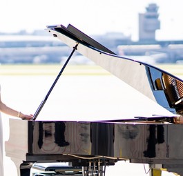 Ein Flügel, ein leerer Flughafen und eine Boeing 777