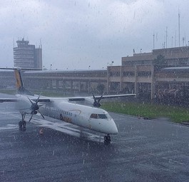 Flieger am Douala International Airport: Größter Flughafen von Kamerun.