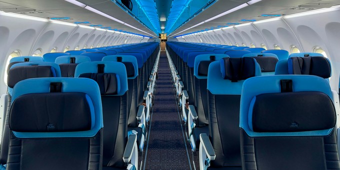 Die helle, moderne Kabine des Airbus A321 Neo von KLM.