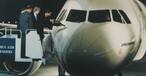 1981 entschied sich Airbus intern für den Bau des A320. Im Februar 1987 wurde der Flieger dann in Toulouse der Öffentlichkeit vorgestellt - mit Prinz Charles und Lady Diana als Ehrengästen. Im selben Monat erfolgte der Jungfernflug. Erstkunden des neuen Kurz- und Mittelstreckenjets waren British Caledonian und Air France.