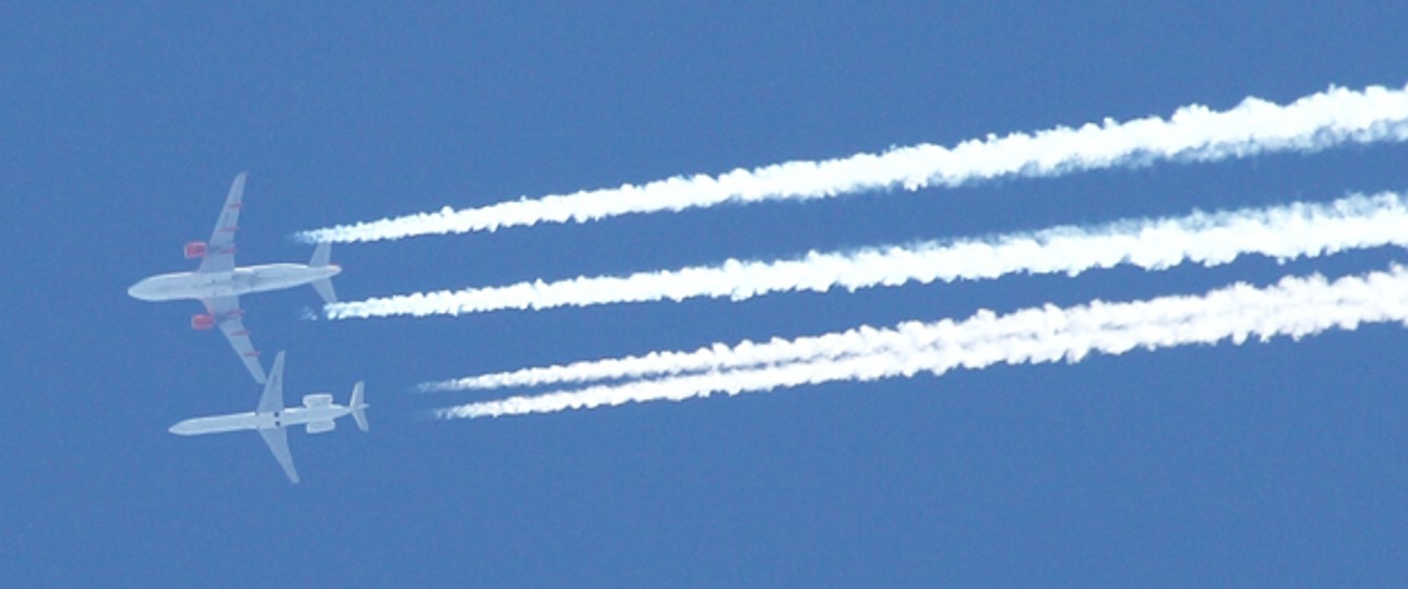 Ein Airbus A319 von Easyjet und eine Embraer ERJ145 begegnen sich: Der Billigflieger ordert weitere Jets.