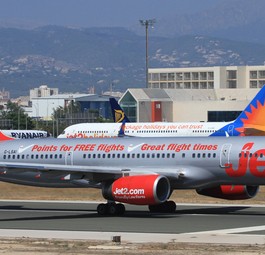 Die Boeing 757-200 mit dem Kennzeichen G-LSAI (hier zu sehen im Jahr 2013): Der Flieger ist 34,3 Jahre alt und wurde einst an China Southern ausgeliefert. Damit ist er aktuell die älteste Boeing 757, die Passagiere im Linienbetrieb befördert. Die britische Billigfluggesellschaft Jet 2 nahm die Maschine nach einer Corona-Pause im November 2021 wieder in Betrieb.