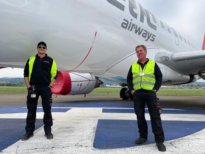 Flugzeugtechniker Yanick Brunner und Tommy Speed gehören zum Team von Grubenmann.