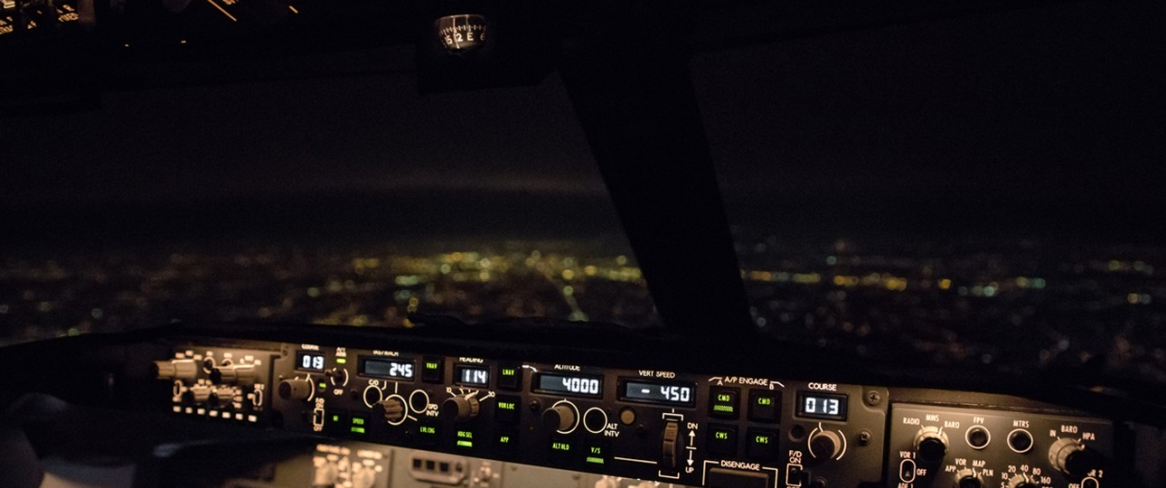 Nacht im Cockpit: Statt nur aus dem Fenster zu schauen, studieren viele Dienstvorschriften.