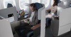 So soll die neue Business Class von Lufthansa aussehen. Die Verschalung soll für mehr Privatsphäre sorgen.