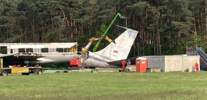 Zerlegung der Boeing 707 in Berlin-Tegel: Schon hier ist zu sehen, ...