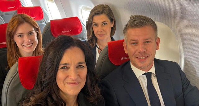 Péter Magyar im Flugzeug von Austrian Airlines: Anderer Stil als sein Vorgänger.