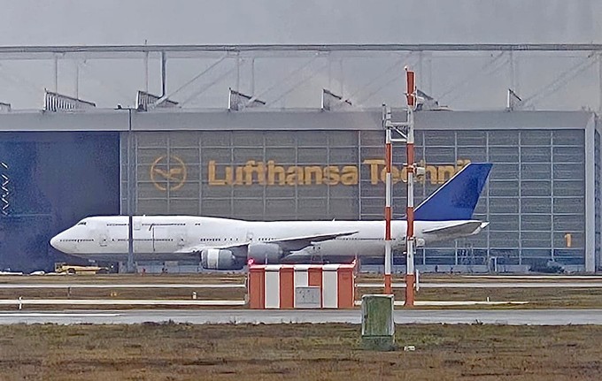 Die D-ABYD ohne Lackierung in Frankfurt.