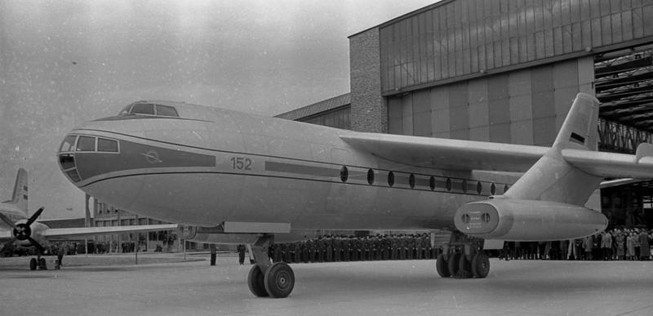 Am 30. April 1958 verlässt der Flieger namens 152 die Montagehalle. Die DDR-Staatsführung macht daraus ...