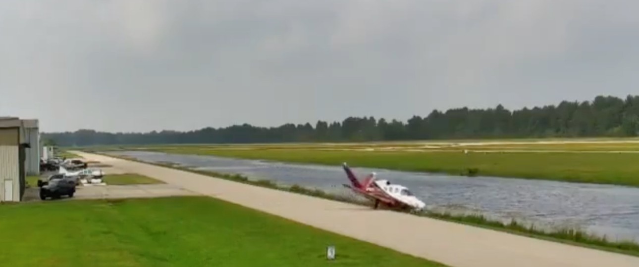 Flugplatz Hooks: Ein Visonjet rollt in einen Wassergraben.