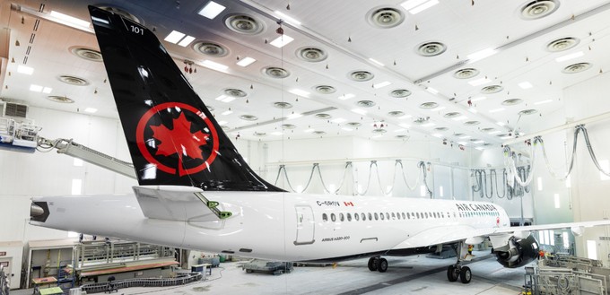 Der erste Airbus A220-300 in den Farben von Air Canada.