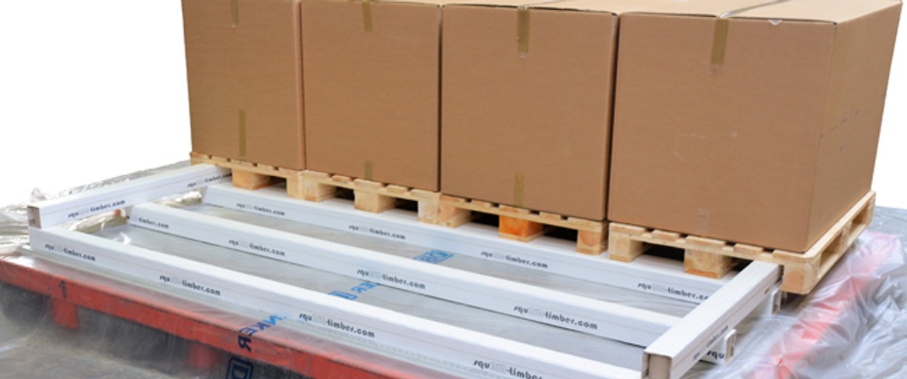Handelsübliche Holzpaletten auf den neuartigen Kartonkufen: Am Ende wird die Fracht von oben mit einem Netz festgezurrt.
