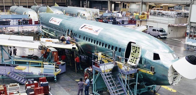 An diesen Erfolg konnten die verbesserten Varianten 737-300 und 737-400 anknüpfen, die ab 1984 beziehungsweise 1988 flogen.