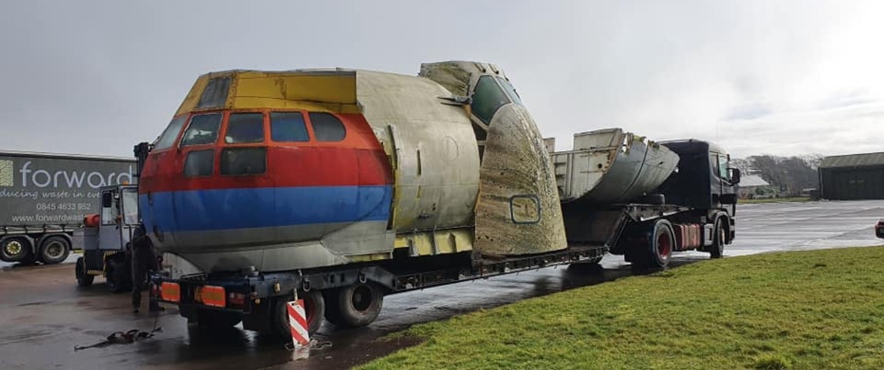 Transport der vorderen Teile von Super Guppy und Boeing 747.