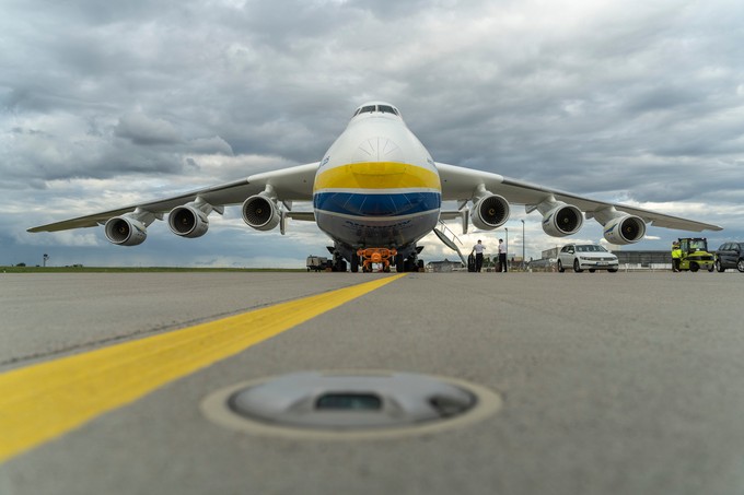 Die An-225 ist 84 Meter lang ...