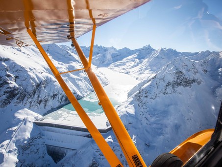 Der Blick vom Flugzeug auf die Grande Dixence-Staumauer.
