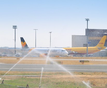 Rasensprenger am Flughafen Frankfurt (im Jahr 2018): Auch aktuell herrscht Hitze.