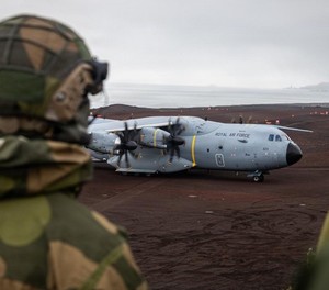 Airbus A400M der Roal Air Force nach der Landung in Jan Mayen: Mit dem Transporter wurden Nato-Kontingente in die Arktis verlegt.