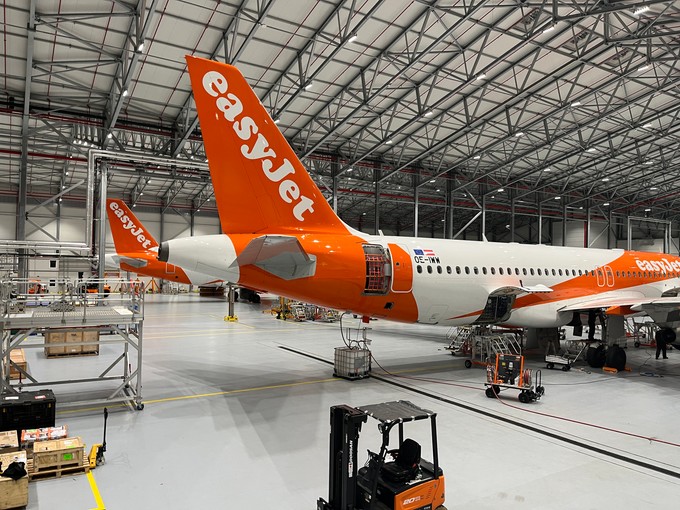Zwei Easyjet-Maschinen im Hangar in Berlin.