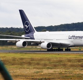 Lufthansa holt nach der Covid-Pause acht A380 zurück in den Betrieb - gerade auch, weil die Boeing 777X und andere Langstreckenflieger Verspätung haben. Die deutsche Fluglinie hat 20 Boeing 777-9 bestellt sowie sieben Frachter vom Typ 777-8 F.