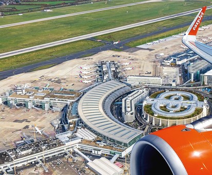Easyjet-Flieger über dem Flughafen Düsseldorf (Montage): Künftig wieder zu sehen.