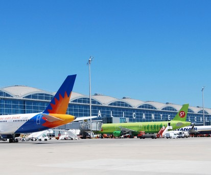 In keinem anderen europäischen Land waren die Reisenden 2020 so zufrieden mit den Hygiene-Maßnahmen an den Flughäfen wie in Spanien. Stolze sechs Aeropuertos schafften es unter die besten 15 in Europa: Alicante-Elche (im Bild), Granada-Jaén, Menorca, Pamplona, Región de Murcia und Santander.