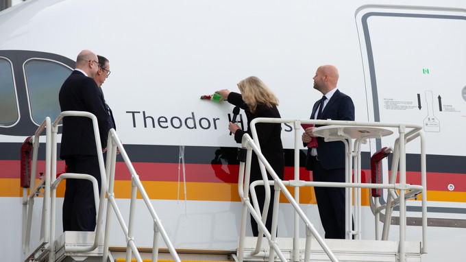 Taufe der Theodor Heuss in Hamburg bei Lufthansa Technik.