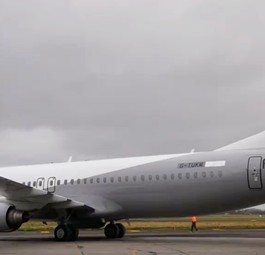Die Boeing 737-800, die heute das Kennzeichen EI-FFA trägt: Hier zu sehen kurz nach der Lackierung im irischen Shannon, noch mit dem alten Kennzeichen G-TUKM.