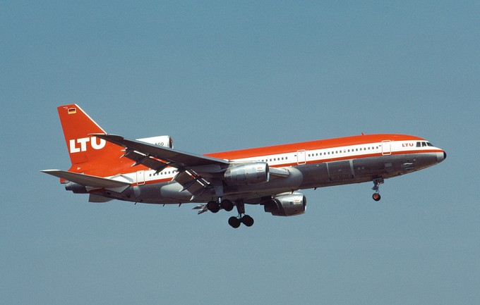 Die Lockheed L-1011 Tristar mit dem Kennzeichen D-AERE war ursprünglich von der kalifornischen PSA Pacific Southwest Airlines bestellt worden. Sie kam dort aber nie zum Einsatz, sondern wurde gleich nach der Auslieferung im Mai 1977 an LTU weiter veräußert.