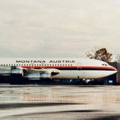 Boeing 707 von Montana Austria: Die OE-INA flog zwischen 1961 und 1975 als VH-EBJ bei der australischen Qantas und ist hier im Sommer 1980 auf einem Charter für Hapag-Lloyd nach Mallorca in Münster/Osnabrück zu sehen. 