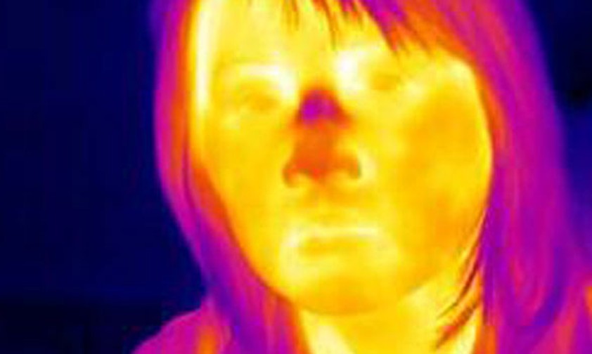 Die Kamera untersucht die Temperatur im Gesichtsbereich.