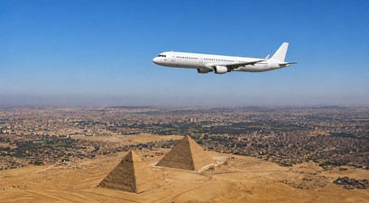 Airbus A321 über den Pyramiden: In Ägypten soll in diesem Jahr eine neue Airline an den Start gehen.