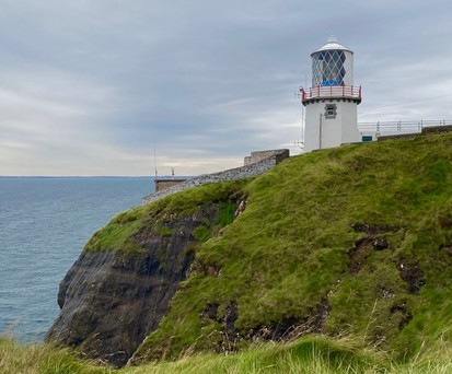 Erhabene Lage des Blackhead Lighthouse nordöstlich von Belfast, Nordirland