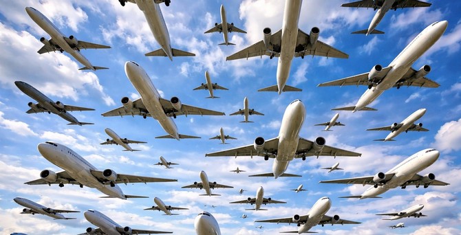 Flugzeuge am Himmel: Auf acht Routen ist ganz schön vie los.