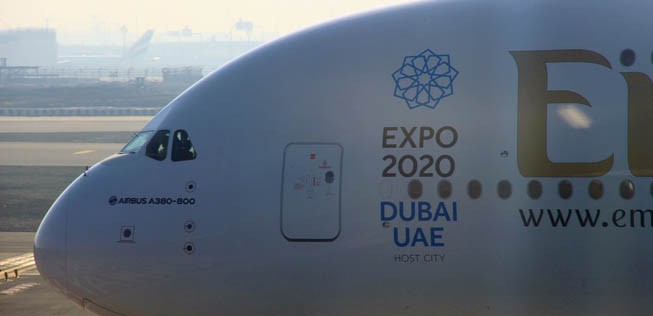 Airbus A380 von Emirates Airlines vor der Startbahn in Dubai.