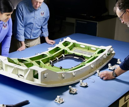 Fachleute des NTSB inspizieren die Teile.