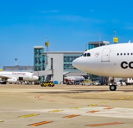 Flughafen Düsseldorf Vorfeld im Sommer