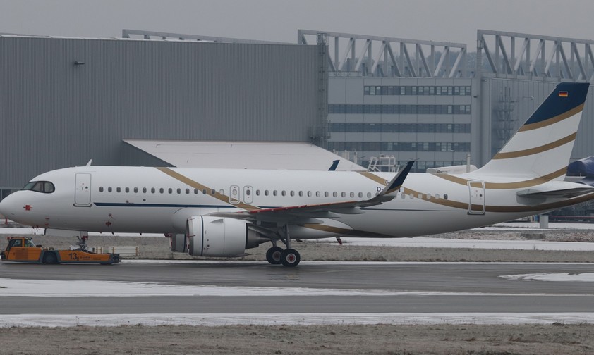 Aufnahme aus Hamburg-Finkenwerder: Es soll sich um den A320 Neo von Air Luther handeln.