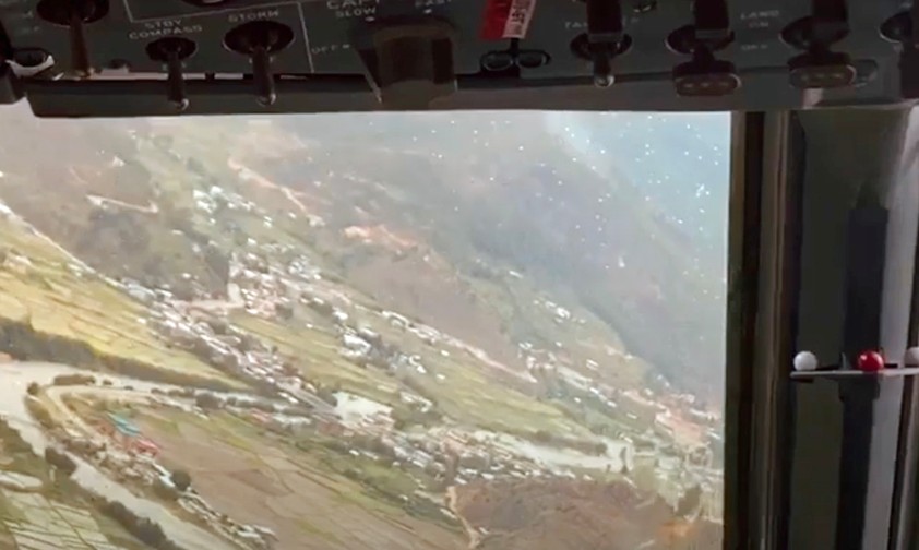 Die Landung in Paro aus dem Cockpit einer ATR  42 aus gesehen.