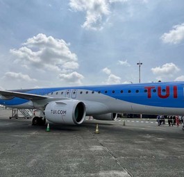Die E195-E2 mit der Kennung OO-ETB am Flughafen Antwerpen: Alle drei E195-E2 sind aktuell am Boden.