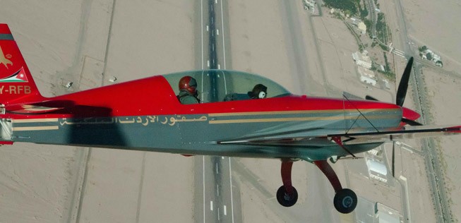 Extra 300 der Royal Jordanian Falcons: FLug über Wüste und Meer.