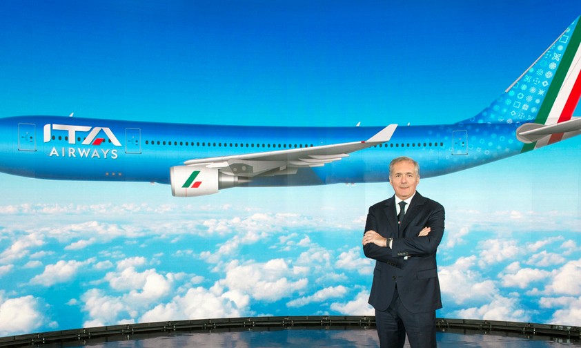 ITA-Chef Alfredo Altavilla vor einer Skizze der neuen Lackierung: Start in neuen Farben.