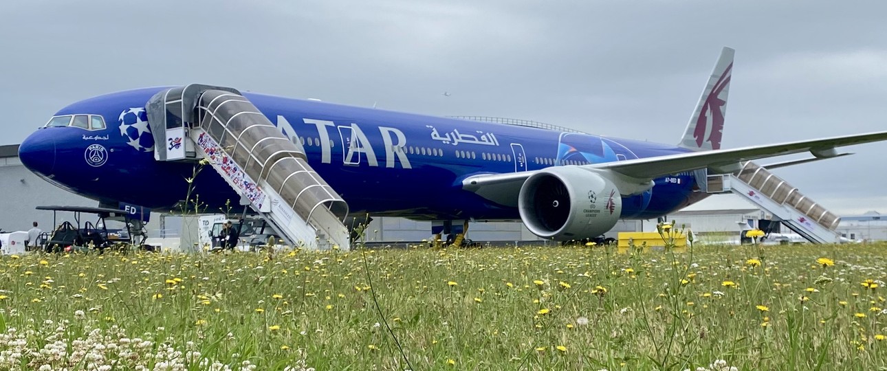 Qatar Airways' Boeing 777 in PSG-Lackierung: Einer der Hingucker der Paris Air Show 2025.